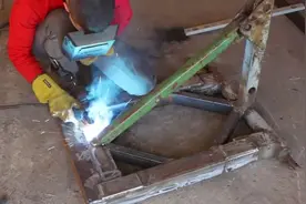 老外自制单铧犁