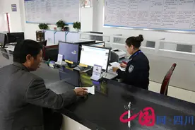 两人身份证号码相同 一男子首次学车遇阻 被南充交警化解图片