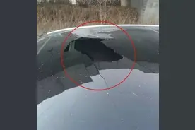 惊险！起亚牌K5轿车行驶途中天窗爆裂 怎么回事？图片