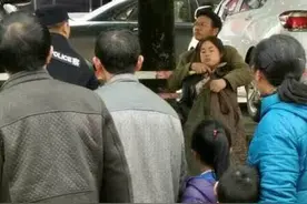 2016/11/22(823)利川发生挟持人质事件：嫌犯被带到派出所蓝球场上制伏……图片