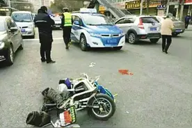 兰州：老人骑电动车送孙子上学 在丁字路口和出租车相撞图片