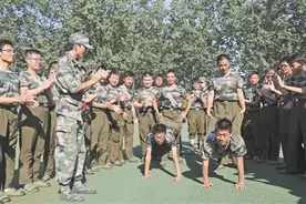 郑州大学的国旗护卫队担任大一新生军训的教官图片