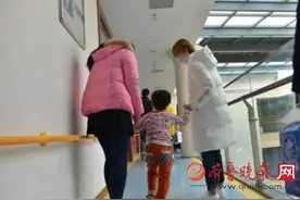 轻易贷公益组织“轻易公益”开展“关爱脑瘫儿童”爱心活动图片