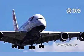 空客380低空通过洛杉矶！图片