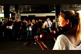 美女街头演绎小提琴，美妙的琴声让路人纷纷驻足欣赏！太好听了！图片