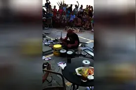 不可思议的街头鼓手！这节奏感太带劲了，看的目瞪口呆！图片