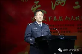“笑满三湘—送欢笑下基层向人民卫士致敬”文艺晚会在湖南省衡阳市举行 著名笑星大兵携新作闪亮登场图片