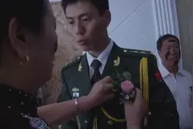 军人结婚，穿上军装戴上胸花，霸气十足！