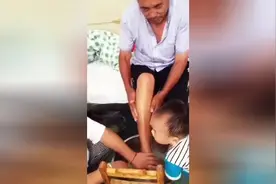 儿子要和姑姑一起帮住院的爸爸洗脚，好久没看到爸这么开心的笑了图片