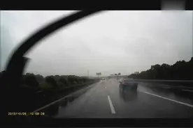 浙江上三高速超车道停车，险成追尾事故！视频封面