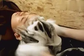 美女体验泰式洗头手法