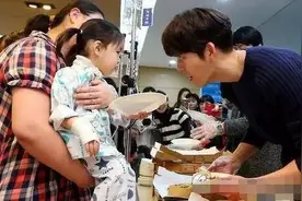 八姨太腿长颜美还有爱心，这样的欧巴你能不爱？图片