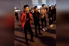 四个帅小伙，广场上大跳新式广场舞，这舞姿真是不一般，很魔性