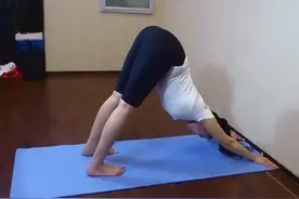 帮女友拍摄的瑜伽垫上5个瑜伽健身动作练习