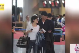 文章马伊琍穿情侣裤机场现身 打电话各有所忙视频封面