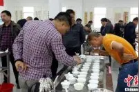 “产茶第一县”福建安溪“村官”赛茶王图片