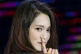 肖茵助阵微电影节开启大奖 与粉丝亲切合影图片