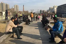 郑州一片区将拆迁 居民排队签补偿协议图片