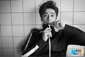 蒋劲夫运动系大片曝光 大秀哑铃嘟嘴卖萌图片