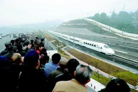 成都至万州高铁开行 直达动车每天11趟图片