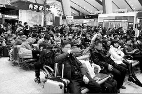 北京南站多趟列车晚点 大批乘客滞留南站图片
