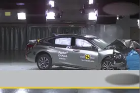 全新雷克萨斯ES300碰撞测试，看看安全性如何？视频封面