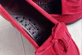 简约舒适：crocs 卡洛驰 阿瑞安娜女士平底鞋图片