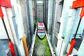 本报记者三峡大坝旁体验世界最大升船机，巨轮乘坐“电梯”硬币纹丝不动图片