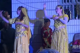 实拍湖南宁远农村白事晚会演出现场，两美女跳热舞辣眼睛！视频封面