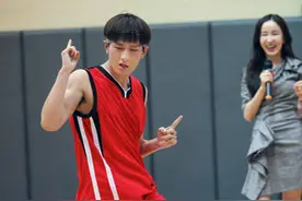 成毅化身篮球少年 自在姿态挥洒张扬青春图片