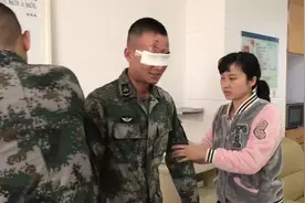 南部战区陆军驻开远某部官兵看望#排雷英雄杜富国 ！