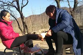 河南13岁女孩脚被老鼠咬伤 无钱治疗烂成窟窿图片