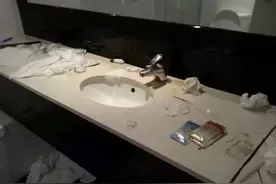 发黄长霉的洗手台，只要滴进“这东西”，几分钟后就闪闪发亮了！图片