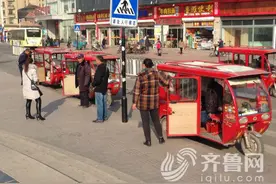 潍坊火车站“黑出租”占用公交专用道 治理难度大图片