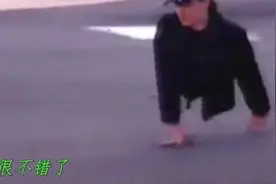 男子只有半个身体，却坚强的活了下来，后来还能结婚生子视频封面