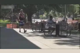 恶作剧：偷偷绑住别人双鞋，这小伙也太损人了视频封面