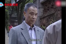 小伙街边卖军功章，刚好被老兵遇上，当时就要带他回家！视频封面