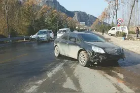 S103柳埠段出事故 大货车洒水降胎温致路面结冰图片