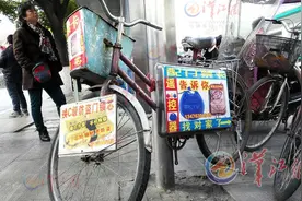 开锁公司做广告 弄辆破车锁路边图片