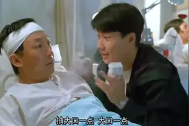 男子穿着戏服到医院去看亲戚，结果把护士吓晕倒了视频封面