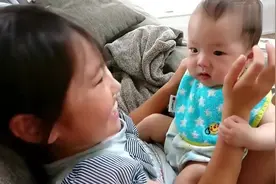 姐姐揉捏弟弟的小脸，把弟弟惹生气了，小模样真逗，哈哈视频封面