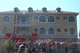 农村土豪结婚，住300万的别墅，配上这首歌很好听