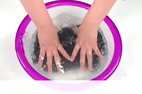 分享一个羊绒围巾清洗的小技巧，用它泡一泡，干净又柔软不起球