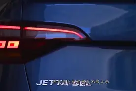 老司机常说：不怕奔驰和路虎，就怕红旗带话筒，这是什么意思