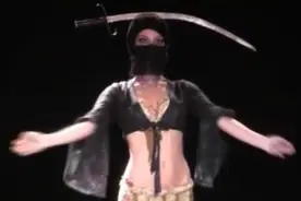 阿拉伯美女头顶弯刀跳舞，还跳的灵活自如视频封面