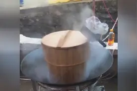 今天早上饭蒸很久了都不熟，他们说在上面放把刀就可以蒸熟了