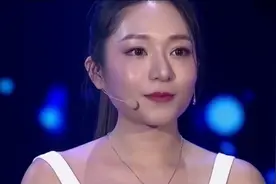 女嘉宾一转就转进小伙的怀里，现场瞬间一片尖叫！小伙子你有福了视频封面