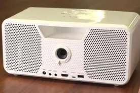把便携投影仪与蓝牙音箱合在一起图片