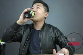 小伙实验啤酒和哪种饮料搭配最好喝 没想到会是酸梅汤