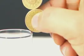 硬币立起来是不是很困难？看牛人是怎么解决的！视频封面